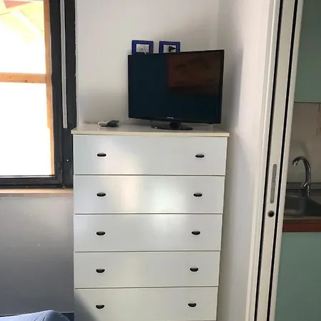 Situato A 50 Metri Dal Mare, Con Giardino E Ingresso Indipendente, Cucina, E 4 Posti Letto *