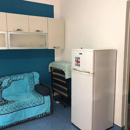 Apartman Situato A 50 Metri Dal Mare, Con Giardino E Ingresso Indipendente, Cucina, E 4 Posti Letto *