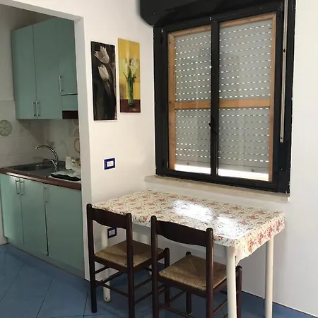 Situato A 50 Metri Dal Mare, Con Giardino E Ingresso Indipendente, Cucina, E 4 Posti Letto Apartman *