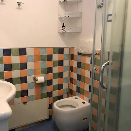 Situato A 50 Metri Dal Mare, Con Giardino E Ingresso Indipendente, Cucina, E 4 Posti Letto *