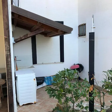 Situato A 50 Metri Dal Mare, Con Giardino E Ingresso Indipendente, Cucina, E 4 Posti Letto