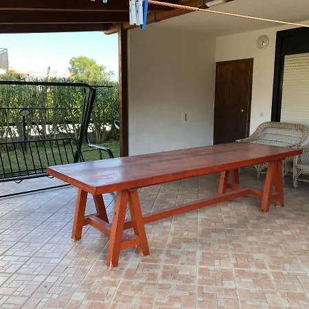 Situato A 50 Metri Dal Mare, Con Giardino E Ingresso Indipendente, Cucina, E 4 Posti Letto *
