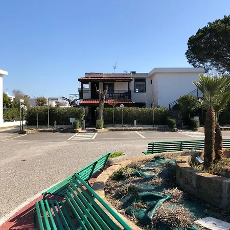 Apartman Situato A 50 Metri Dal Mare, Con Giardino E Ingresso Indipendente, Cucina, E 4 Posti Letto *